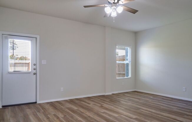 Hunters Ranch Beauty! 3 Bedrooms 2 1/2 Bath Townhome