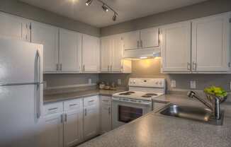 Fully Equipped Kitchen at Fieldstone Apartments, Oregon