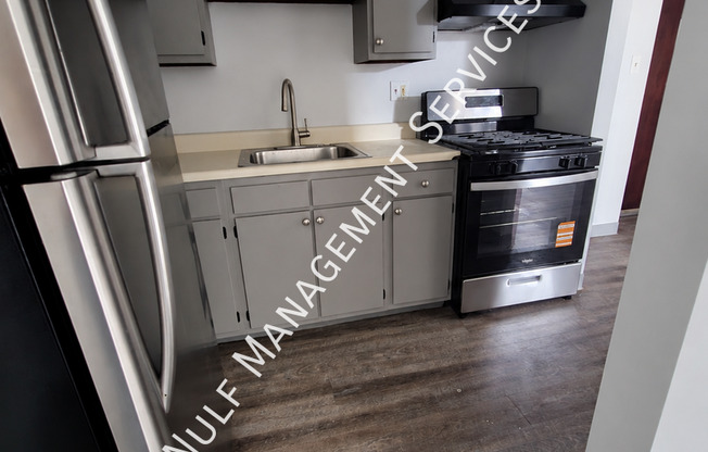 100 E 8 AVE