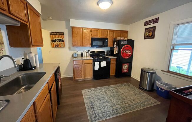 4BR/2BA House close to Grandview