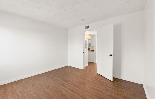 Updated 1BD/1BA Apartment in well maintained Complex in Sylmar.