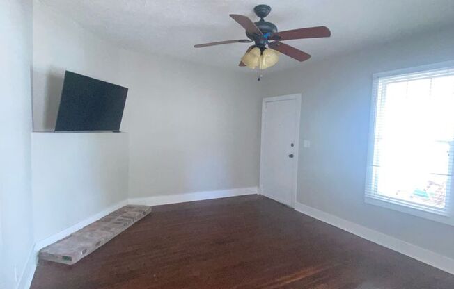 2 beds, 1 bath, $1,600, Unit Unit 2