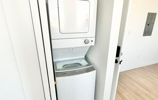 Studio, 1 bath, 327 sqft, $995, Unit 207