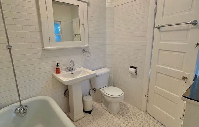 1 bed, 1 bath, $3,950, Unit 4300 Melbourne Ave