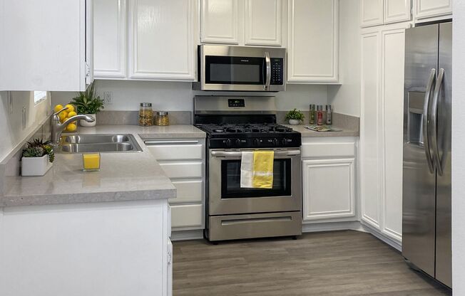 2 BED, 2.5 BATH TOWNHOUSE UNIT * NORTH GLENDALE * WASHER DRYER