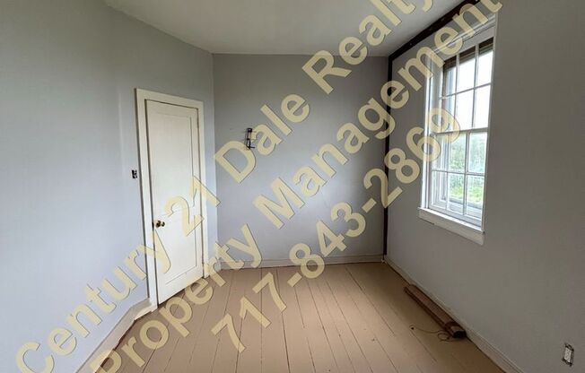 3 beds, 1 bath, $1,095, Unit # 2 FLOOR