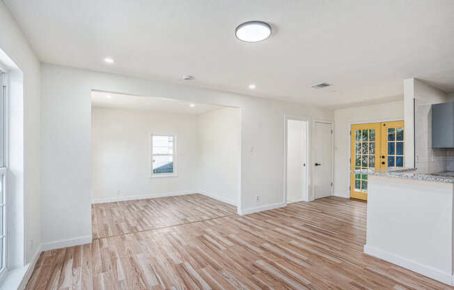 317 W LINDBERGH BLVD