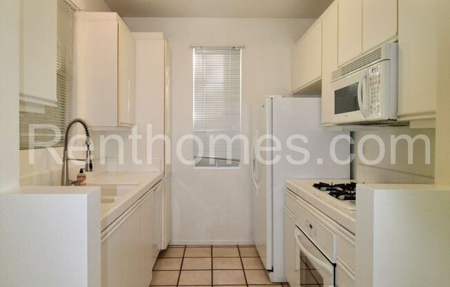 Sabre Springs, 10921 Sabre Hill Dr #373, -AC, Fireplace, Comm Pool / 2 Spas and Fitness Room.