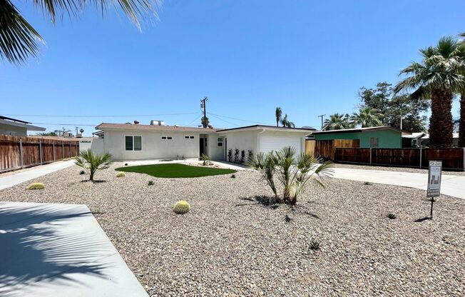 AVAILABLE NOW!! 3 Bedroom 2 Bathroom Home in Palm Desert