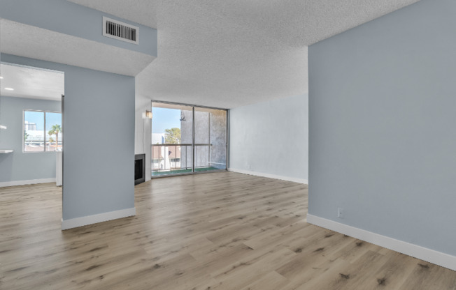 725 N ROYAL CREST CIR