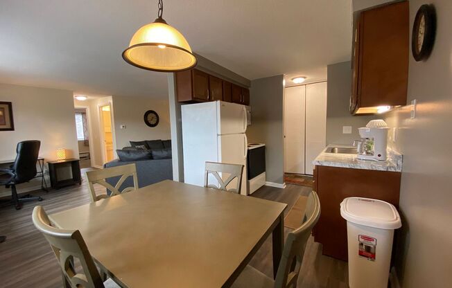 2 beds, 1 bath, 800 sqft, $1,600, Unit Apartment 11