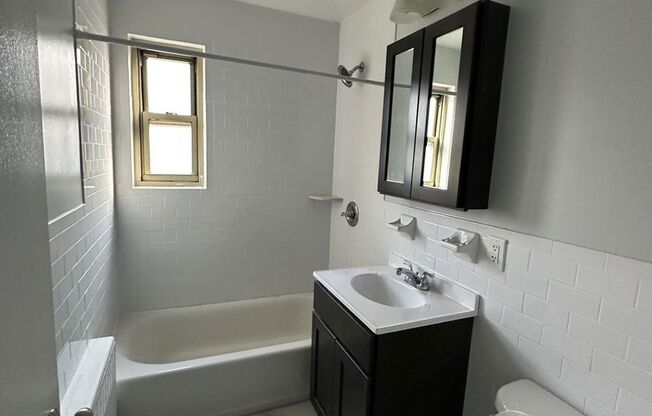 2 beds, 1 bath, 825 sqft, $2,250, Unit S041