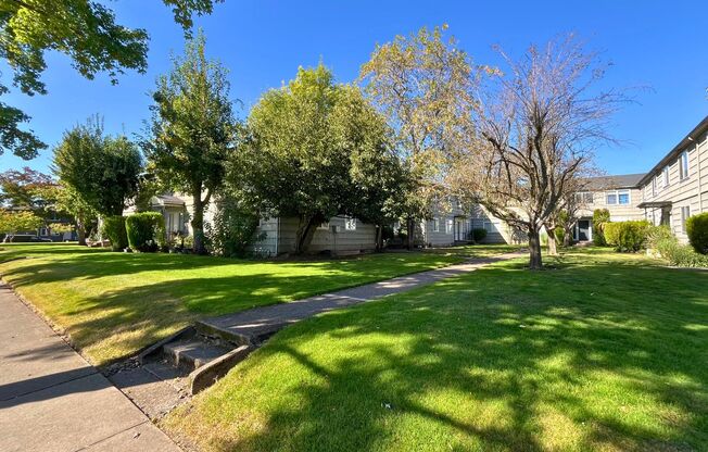 (UNM)  2 bed/1 bath Apartment