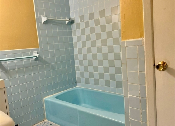 2 beds, 1 bath, 1,020 sqft, $2,300, Unit E112