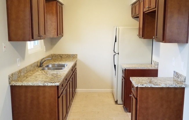 GREAT LOOKING 2BD / 1BTH UPSTAIRS  UNIT / WATER/SEWER/TRASH AND LANDSCAPING INCLUDED IN RENT!!