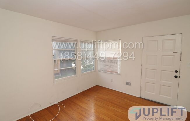 $500 off MOVE IN NOW! University Heights historic 1 bed end unit!