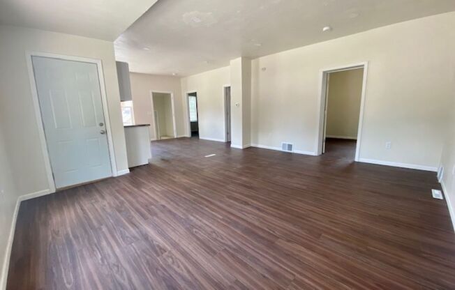 2 beds, 1 bath, 900 sqft, $1,165