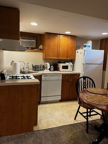 1 bed, 1 bath, 750 sqft, $2,400, Unit C