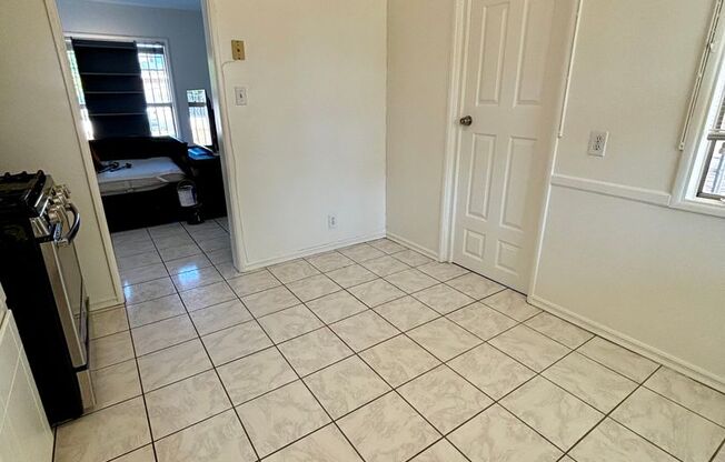 2 beds, 1 bath, $2,850