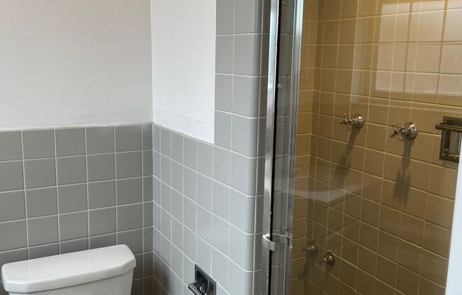 2 beds, 2 baths, 1,303 sqft, $2,165, Unit New King Edward  502