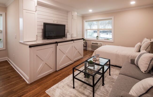 Studio, 1 bath, 380 sqft, $1,995, Unit 210