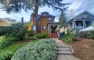 4037 Woodland Park Ave N