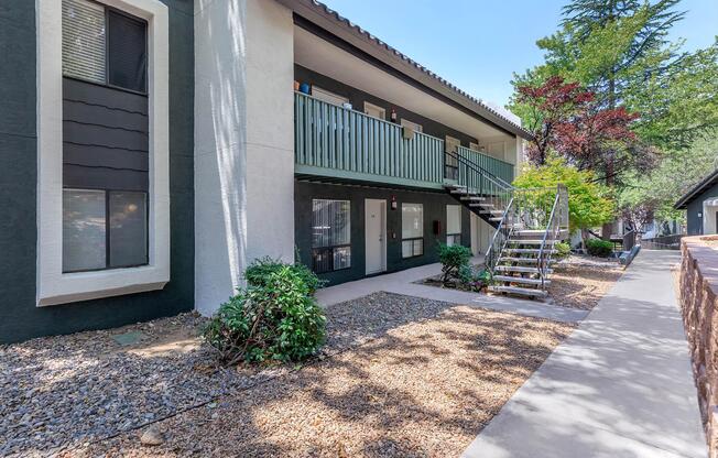 Well-maintained grounds at Treehouse Apartments in Albuquerque, New Mexico