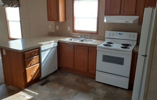 2 beds, 1 bath, $795, Unit E-13X