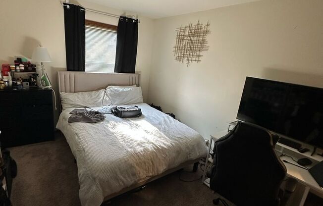 2 beds, 1 bath, 950 sqft, $1,695, Unit 477HB