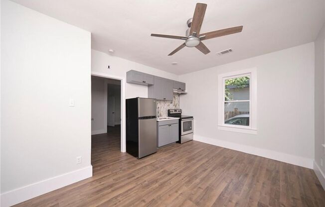 High Class -  Hyde Park Hacienda - Huge 1 Bedroom - New Finish Out - Pet Friendly - Huge Yard - Everything Close $1695