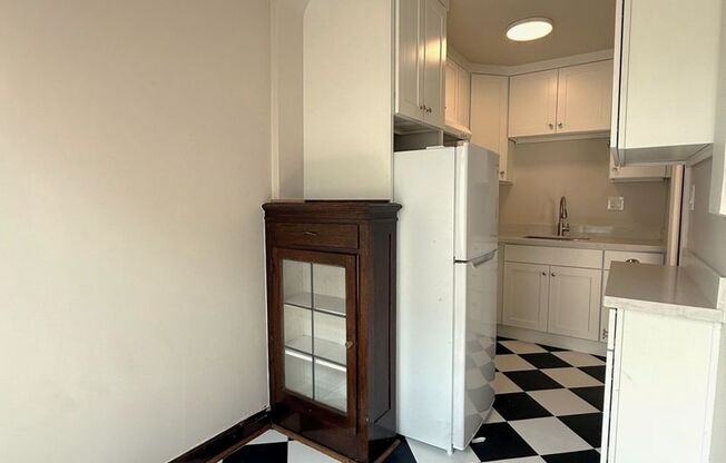 Studio, 1 bath, 330 sqft, $1,525, Unit 406