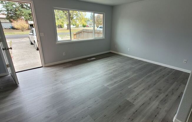 Newly Renovated Pet Friendly 2 Bed Duplex Home with a Garage (Jefferson)