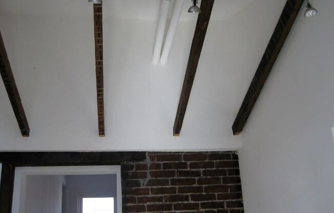 1 BED HOME WITH OUTDOOR AREA, LAUNDRY AND AC! LAWRENCEVILLE CHARMER!