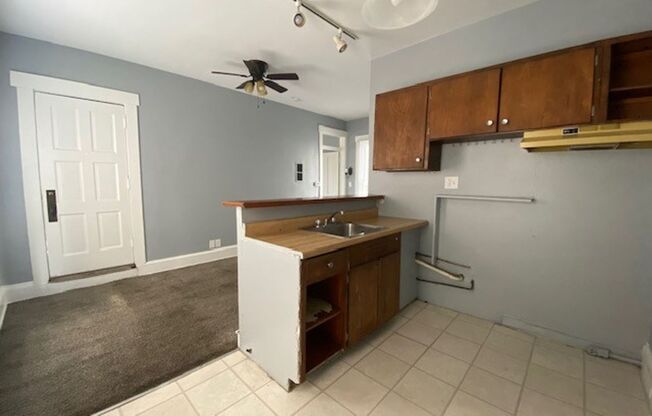 1 bed, 1 bath, $595, Unit 1/2