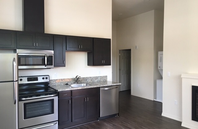 2 beds, 1 bath, 656 sqft, $1,399, Unit 105*