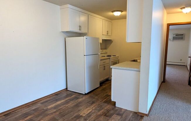 2 beds, 1 bath, 975 sqft, $1,295, Unit 105