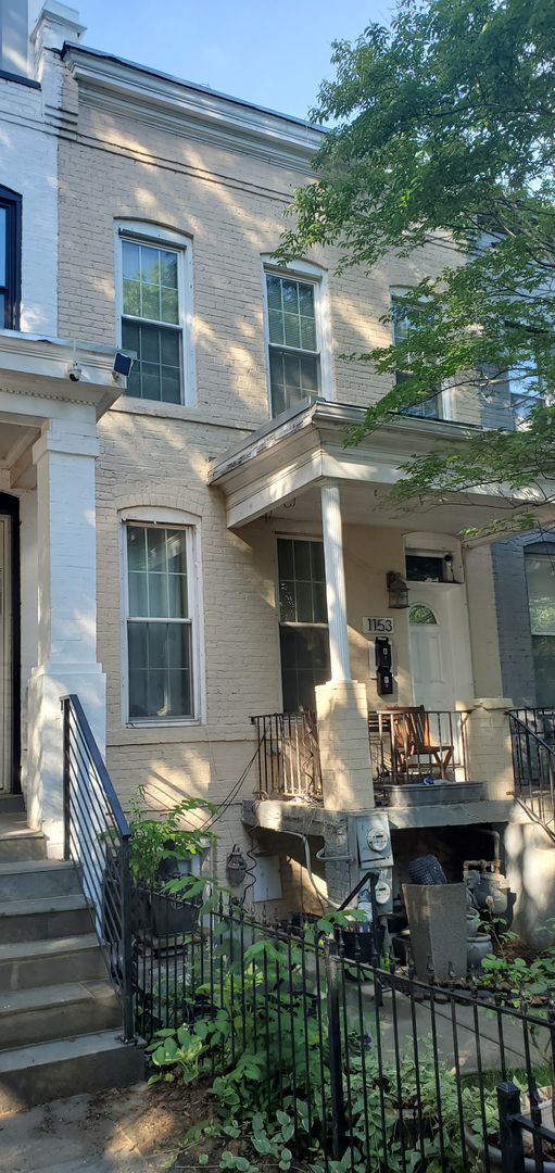 1153 Neal St NE