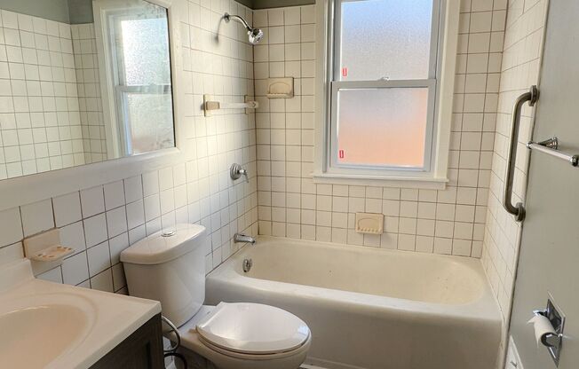 3 beds, 1 bath, $1,300, Unit 4931 N 50th - Lower