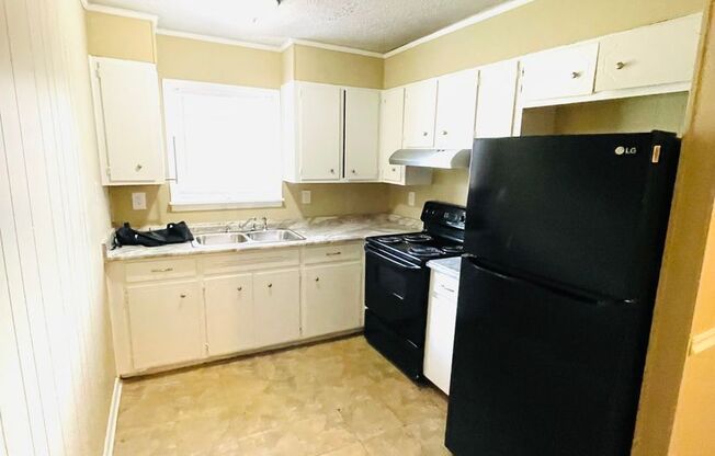 3 beds, 2 baths, $1,095