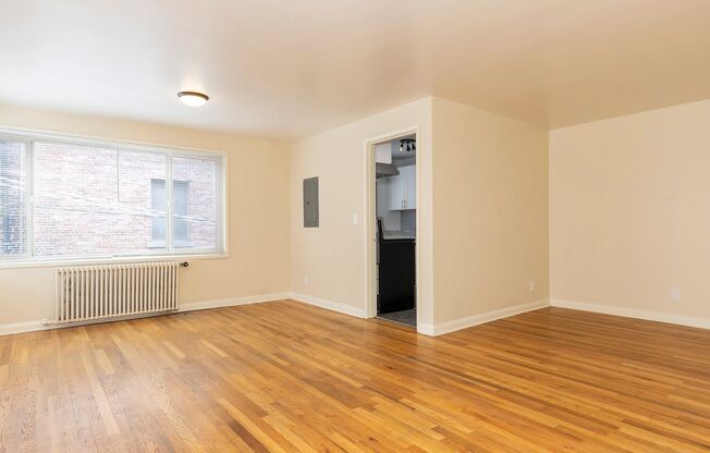 1 bed, 1 bath, 780 sqft, $1,695, Unit Hamrick 204