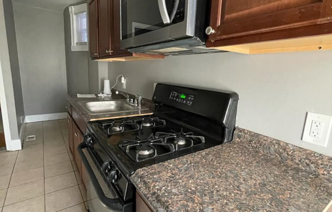 3 Bedroom 1.5 Bath Spacious Bedrooms on Ashburton Street