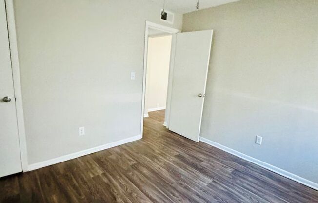 Move In Specials Renovated Beautiful 2 Bedroom- Forest Park