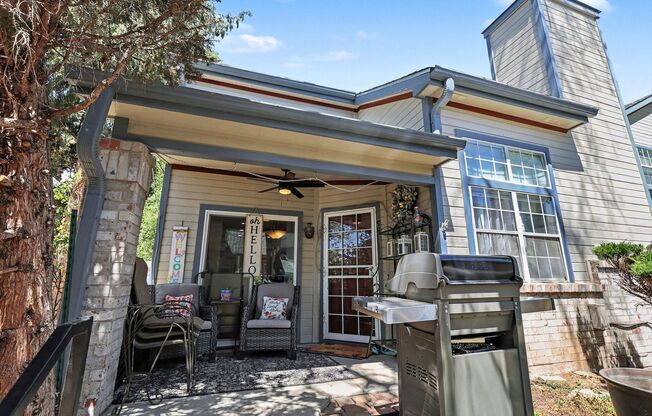 Updated 2 bed 2.5 bath End Unit Townhome in Lochmoor!