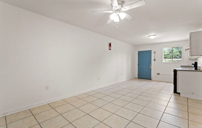 2 beds, 1 bath, 700 sqft, $650, Unit 1132 Aster St.