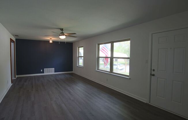 Adorable 3 Bed 2 Bath in Tyler with TWO Living Spaces! 1/2 OFF FIRST FULL MONTHS RENT!!