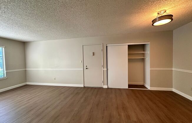 2 beds, 1 bath, 895 sqft, $1,700, Unit 490102
