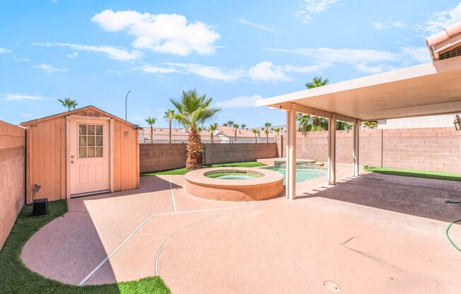 Beautiful 5 bed home with sparkling pool located in the heart of Las Vegas!