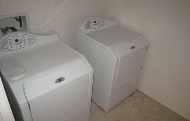 3 beds, 2 baths, $1,600, Unit UNIT 2027