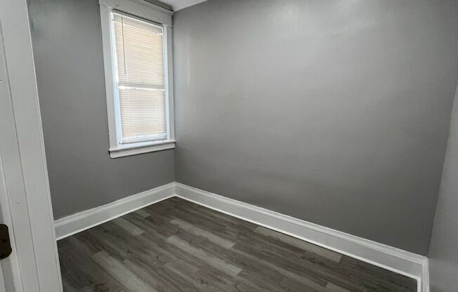 2 beds, 1 bath, $1,300, Unit 340 E Albanus St. 1st Floor