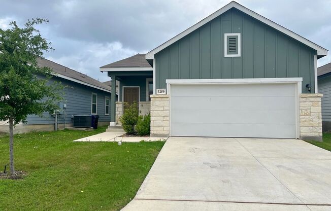 3/2 Single Story Conveniently Located to Brooks City Base JBSA Kelly Field & Toyota ~ Move in Ready!